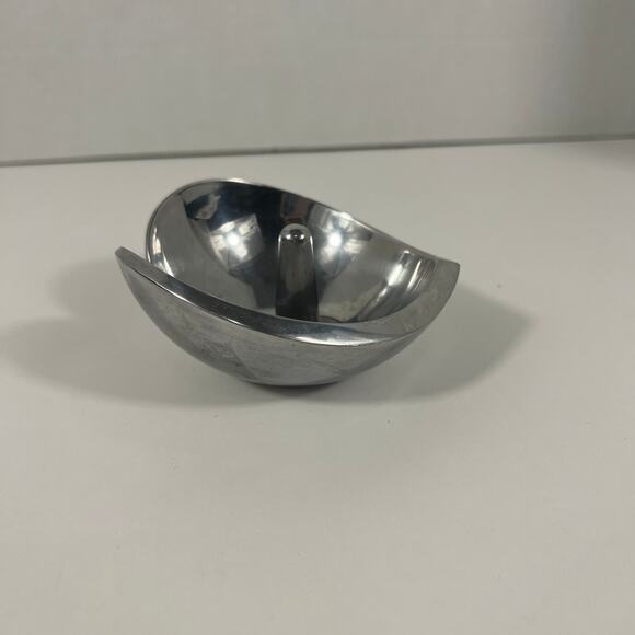 Elegant Nambe Alloy Metal Heart Shaped Ring Holder Designed By Sean O'Hara - Picture 1 of 6
